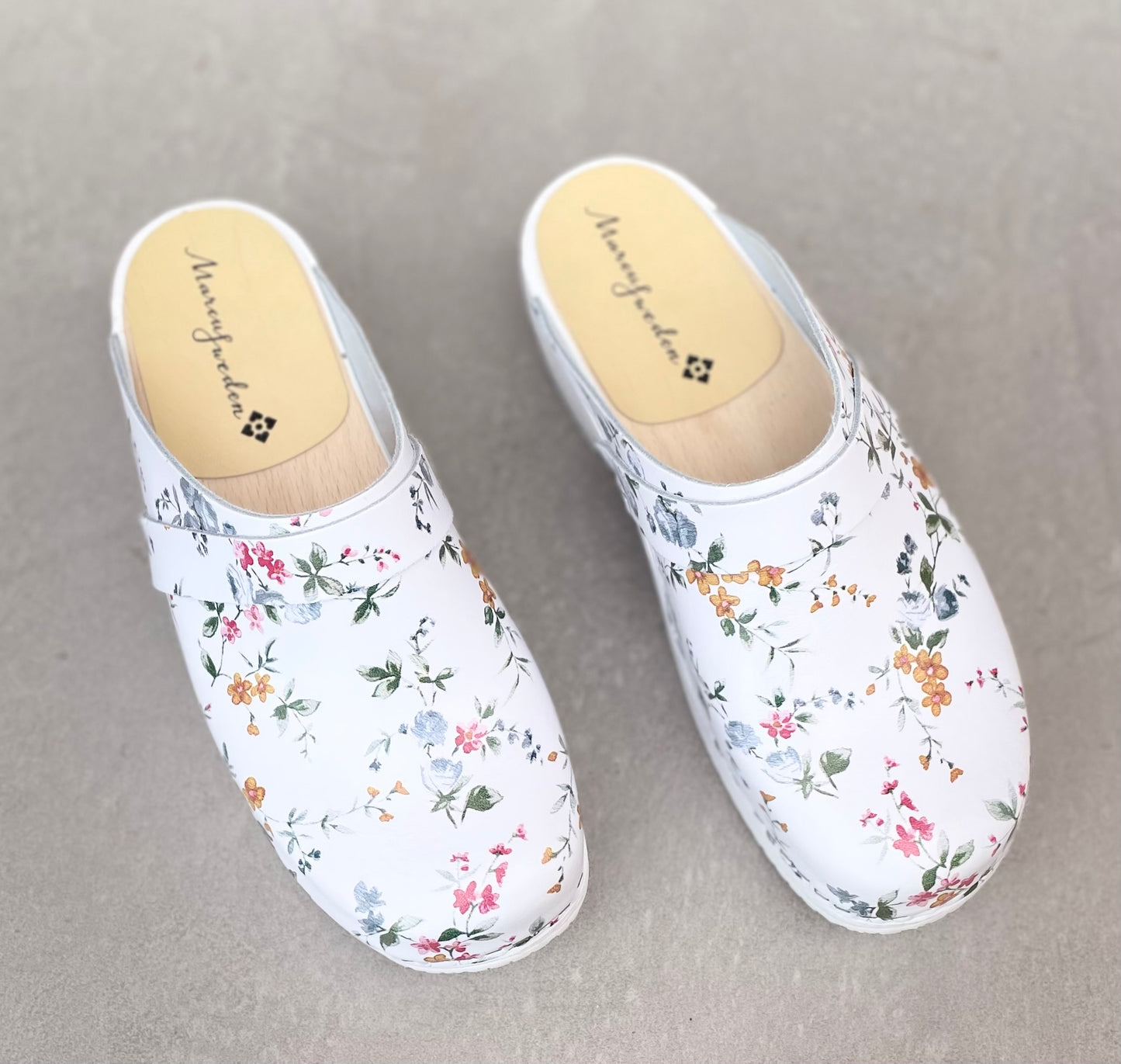 Majken, mjuk träsko, blommor