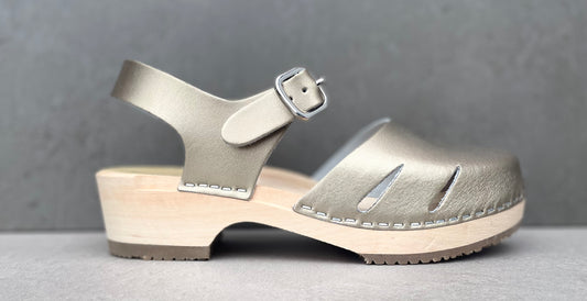 Britta, träsko, champagne metallic