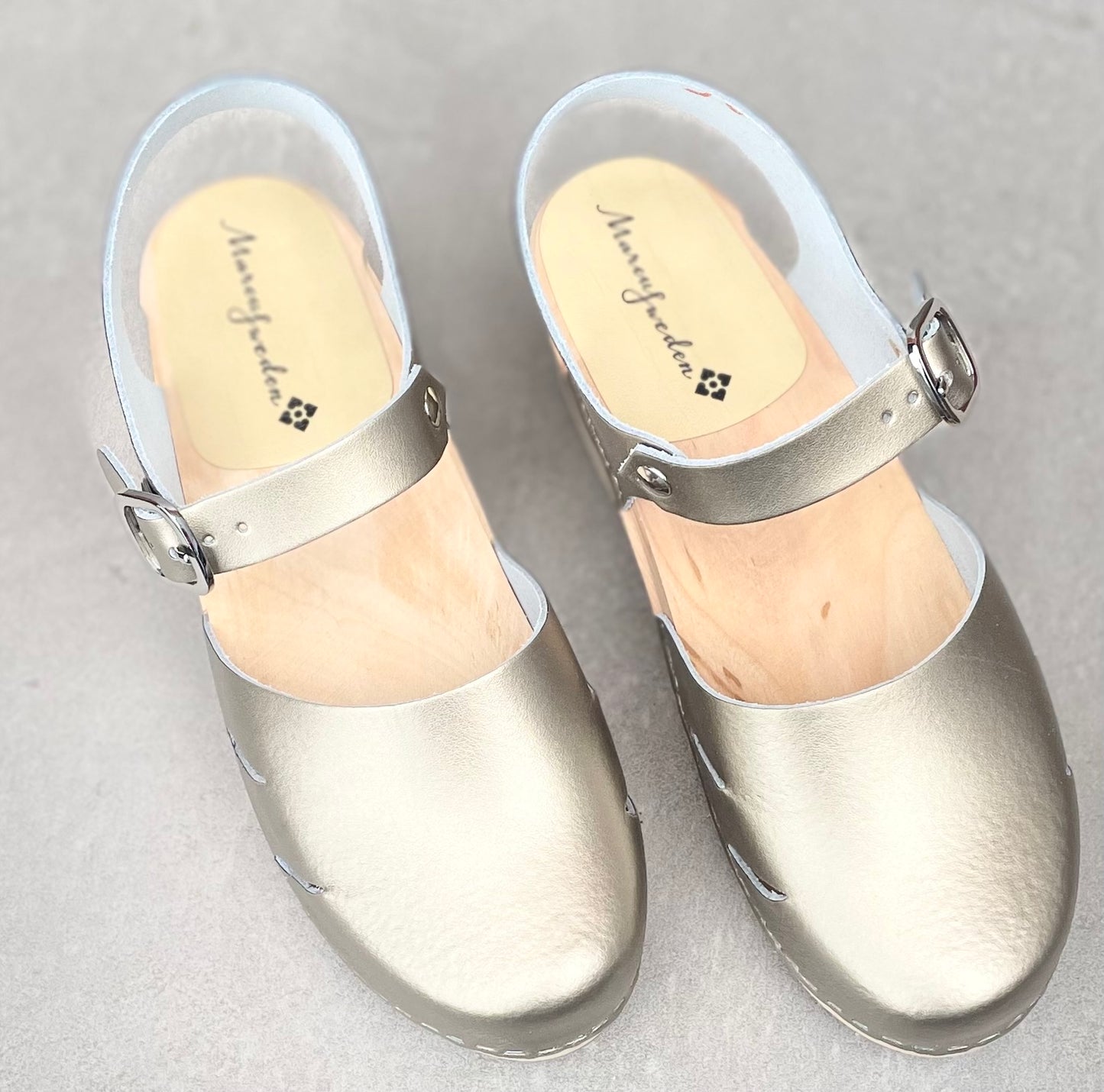 Britta, träsko, champagne metallic