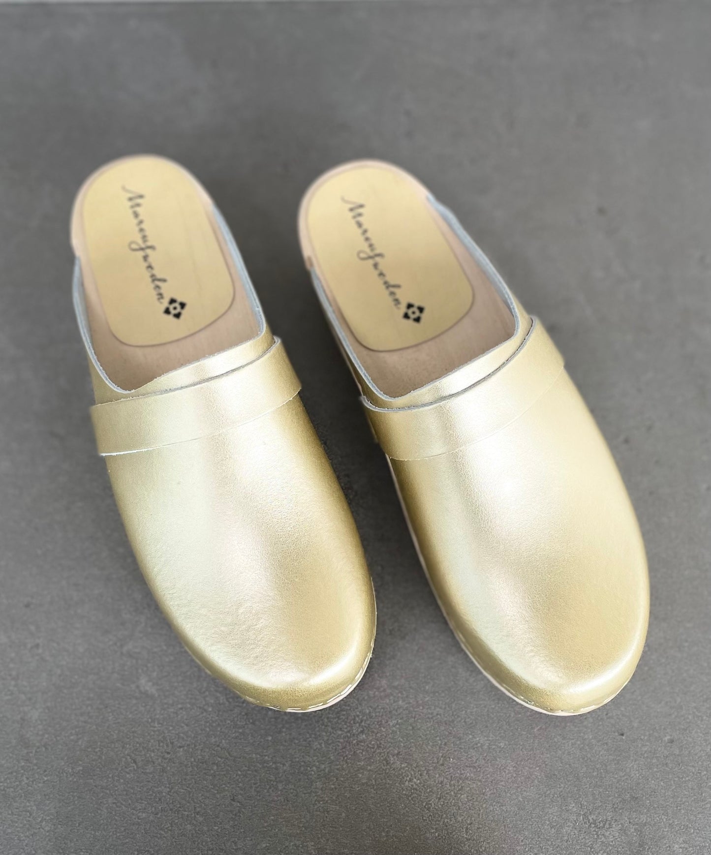 Ingrid, träsko, guld metallic