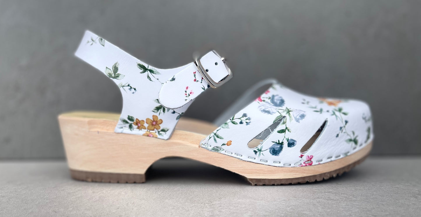 Britta, träsko, blommor